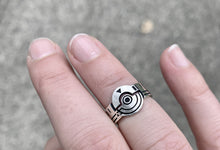 Charger l'image dans la galerie, Bague Gravée Argent - Incarnez Votre Signal