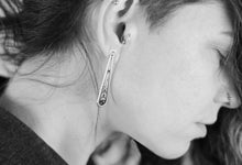 Charger l'image dans la galerie, Boucles d'oreilles longues à tige en argent - Connexion micro-macro