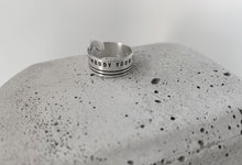 Charger l'image dans la galerie, Bague Gravée Argent - Incarnez Votre Signal