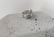 Charger l'image dans la galerie, Bague Gravée Argent - Incarnez Votre Signal